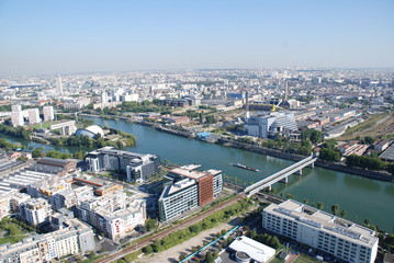 Fototapeta na wymiar Vue aérienne d'une ville traversée par une rivière