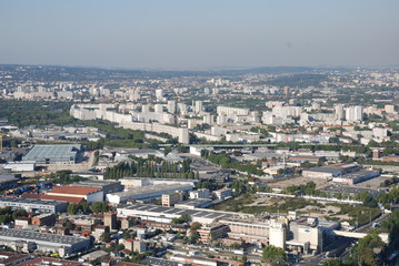 Vue aérienne d'une ville en pleine expansion