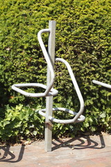 Leerer Fahrradständer aus Metall