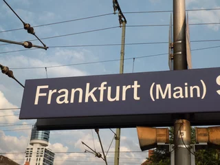 Papier Peint photo Gare Signe de la gare de Francfort (Main) Süd. La gare du sud de Francfort ou Südbahnhof est l& 39 une des trois gares ferroviaires pour les services de train longue distance