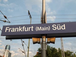 Papier Peint photo Gare Frankfurt (Main) Süd railway station sign. Frankfurt South station or Südbahnhof is one of three railway stations for long-distance train services