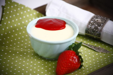 Süßes Frühstück. Erdbeeren auf Joghurt. 