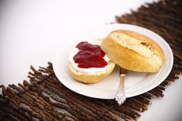 Süßes Frühstück mit Brötchen, Marmelade und Quark 