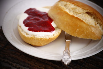 Süßes Frühstück mit Brötchen, Marmelade und Quark 