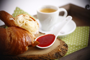 Süßes Frühstück mit Croissant, Kaffee und Marmelade 