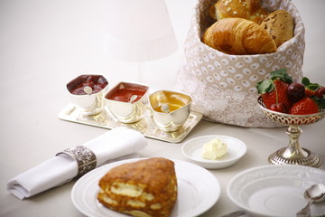 Edles Frühstücksbuffet mit Kaffee, Marmelade und feinem Gbäck