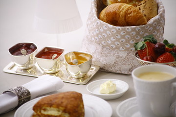 Edles Frühstücksbuffet mit Kaffee, Marmelade und feinem Gbäck