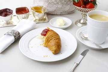 Edles Frühstücksbuffet mit Kaffee, Marmelade und feinem Gbäck