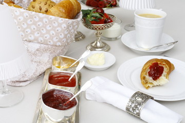 Edles Frühstücksbuffet mit Kaffee, Marmelade und feinem Gbäck