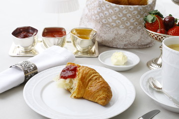 Edles Frühstücksbuffet mit Kaffee, Marmelade und feinem Gbäck