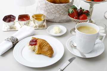 Edles Frühstücksbuffet mit Kaffee, Marmelade und feinem Gbäck