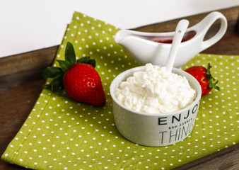 Jogurt mit Erdbeeren schön angerichtet 