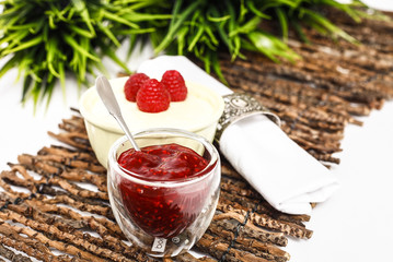 Jogurt mit Erdbeeren schön angerichtet 