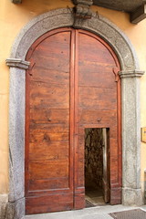 antica porta di ingresso di legno casa Como, Italia