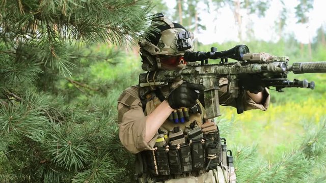 Airsoft man to jerk the shutter on the gun and go out