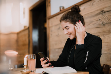 Junge Frau Telefon Restaurant 