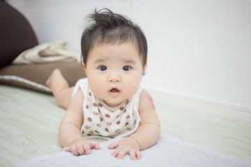 Fototapeta premium うつ伏せの赤ちゃん