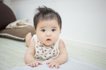 Fototapeta premium うつ伏せの赤ちゃん