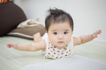 Fototapeta premium うつ伏せの赤ちゃん