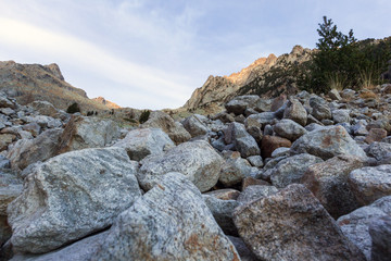 Vue sur des rochers et la montagne
