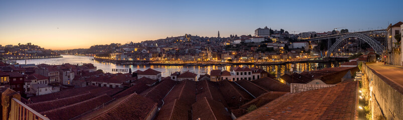 Panorámica nocturna del puerto de Oporto