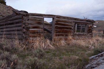 Fototapeta na wymiar Abandoned Log Cabin 