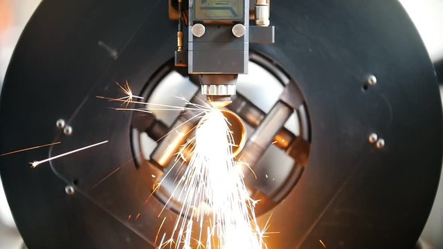 Metal sawing, the device makes a circular rotation