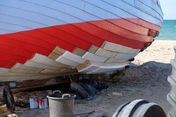 Obraz premium Reparatur am Bootsrumpf