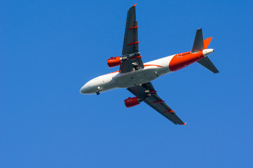 Un avion en phase d’atterrissage