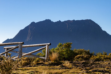 barrière devant la montagne