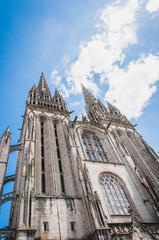 Cathédrale gothique de Quimper dans le Finistère en Bretagne en contre-plongée
