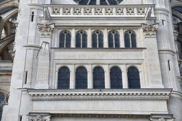 Fenêtre en plein-cintre de l'église Saint-Eustache à Paris, France