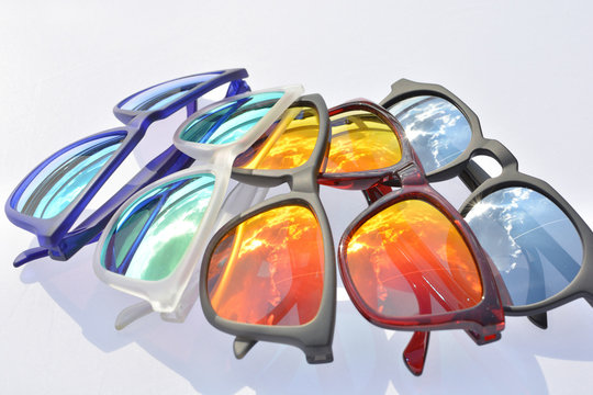 gafas de sol polarizadas con cristales  y monturas de diferentes colores usadas para proteger los ojos de los rayos uv durante el verano