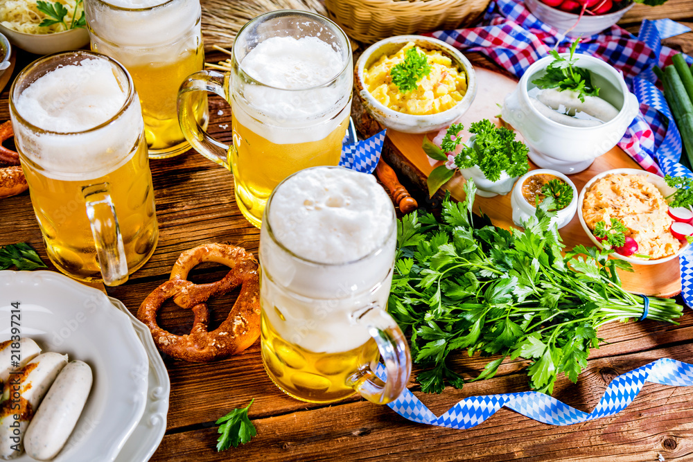 Poster Oktoberfest ,bayerische Spezialitäten und Bier 