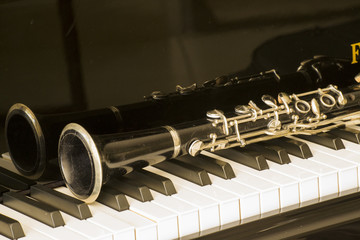 Obraz premium clarinet over grand piano keys in close