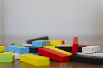 rompecabezas y figuras de colores con n&uacute;meros y letras utilizados en terapia ocupacional, para rehabilitaci&oacute;n o aprendizaje