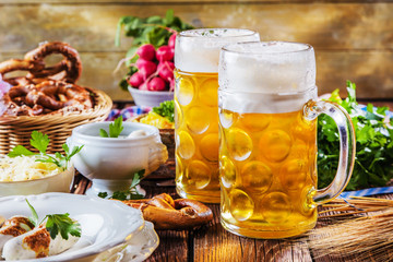 Oktoberfest ,bayerische Spezialitäten und Bier 