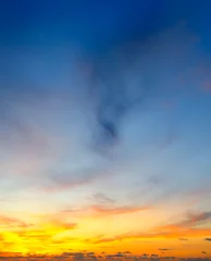 Photo sur Plexiglas Ciel Ciel nuageux et soleil éclatant se lèvent à l& 39 horizon.