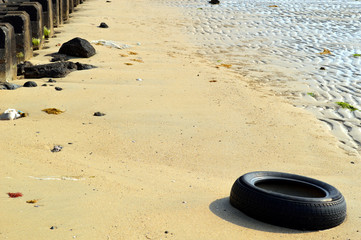 砂浜のマイクロプラスチック/廃タイヤ