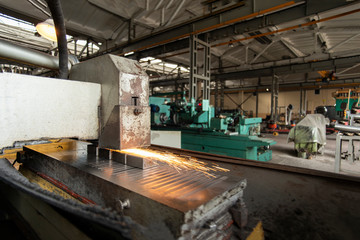 Grinding on the machine tool metal products, the final processing of parts in the enterprise.