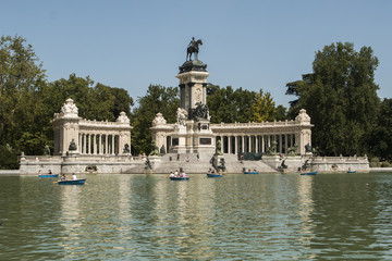 Fototapeta na wymiar Parque del Retiro in a sunny day in Madrid