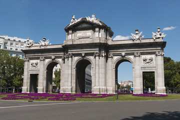 Fototapeta na wymiar Puerta de Alcala (Alcala Gate) in Madrid, Spain
