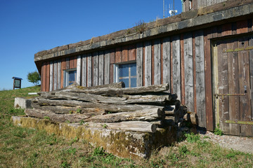 Holzhütte mit Holzbalken