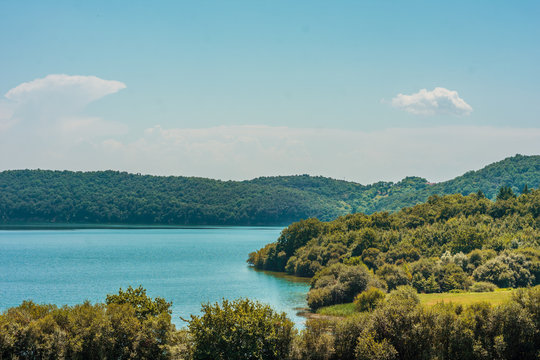 vistas del lago en legutiano pais vasco