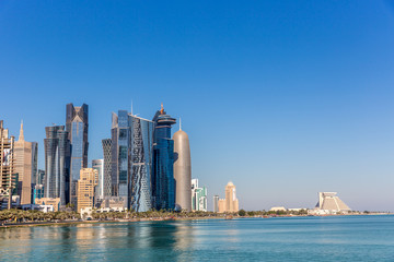 Obraz premium Ad-Dauha, Katar - 8 stycznia 2018 r .: Panoramę miasta West Bay widziane z Wielkiego Meczetu na 8 stycznia 2018 r. W Doha, Katar. West Bay jest uważana za jedną z najbardziej znanych dzielnic Doha