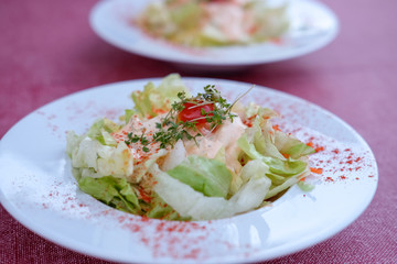 Nahaufnahme Beilagensalat mit selektiver Schärfe