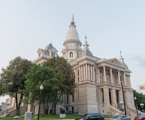 Naklejka premium Sąd hrabstwa Tippecanoe, Lafayette, Indiana, o zachodzie słońca latem
