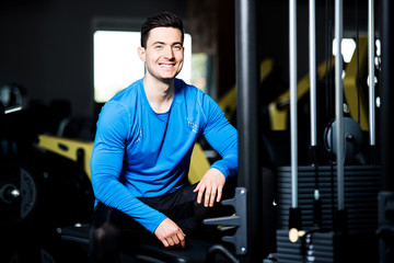 Attraktiver Mann im Fitnessstudio 