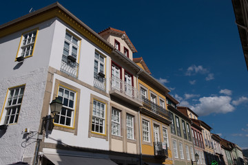 Naklejka premium Casas en la ciudad de Chaves, Portugal