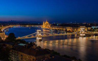 Budapest mit Kettenbrücke und Parlamentsgebäude zur Blauen Stunde